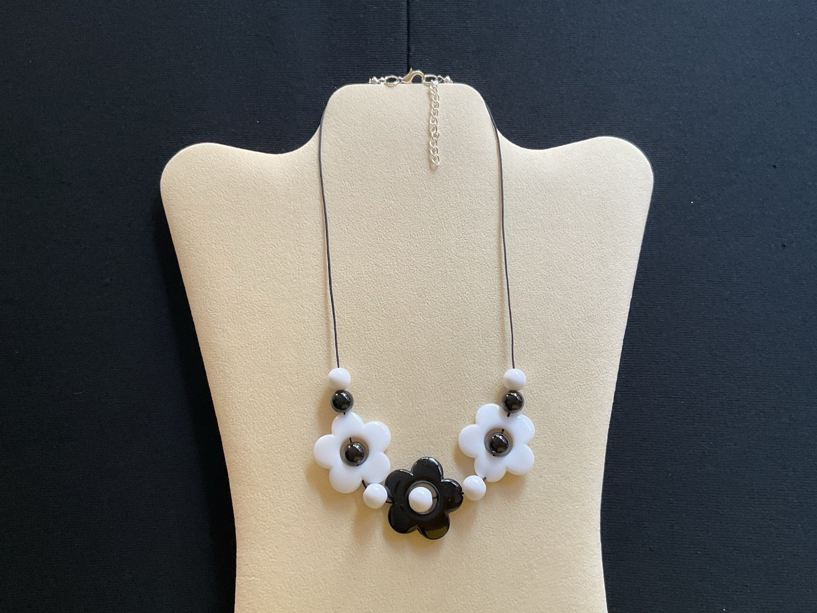 White And Black Flower Beads 60’s Style Adjustable Necklace