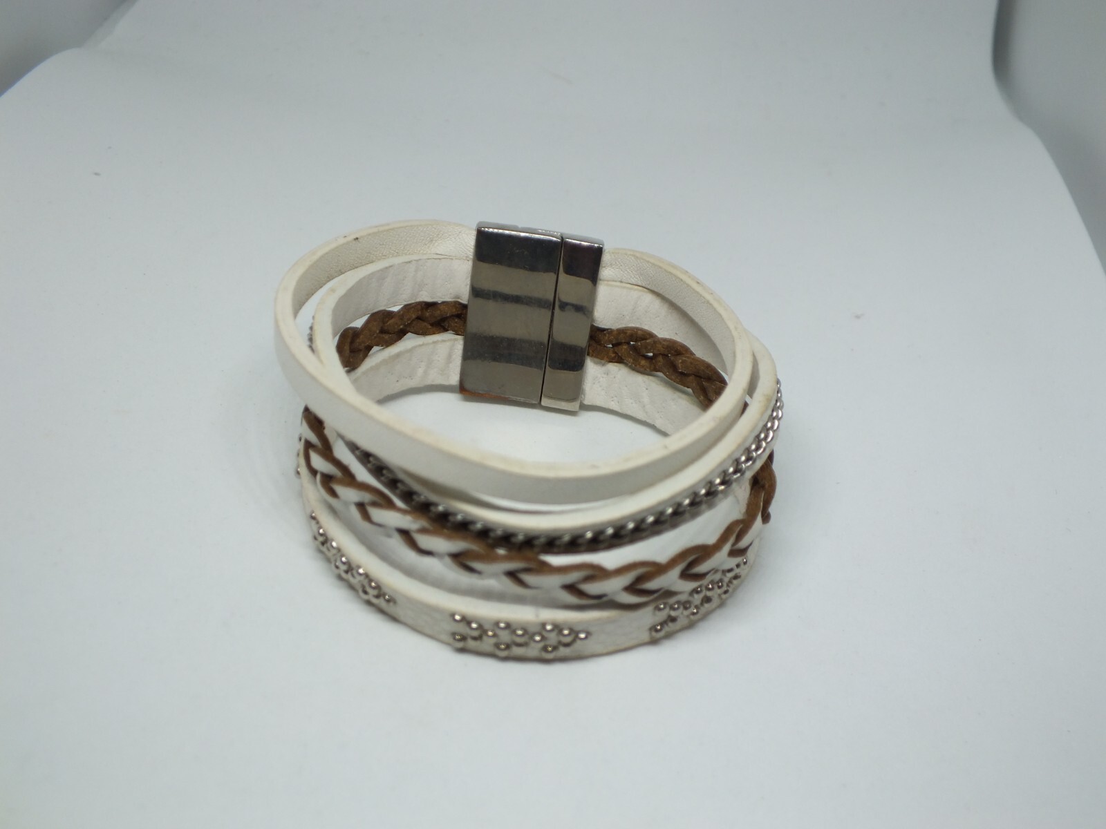 Beautiful Magnetic Clasp Bracelet White Vinyl Silver Accents 1 ” Wide x 7″