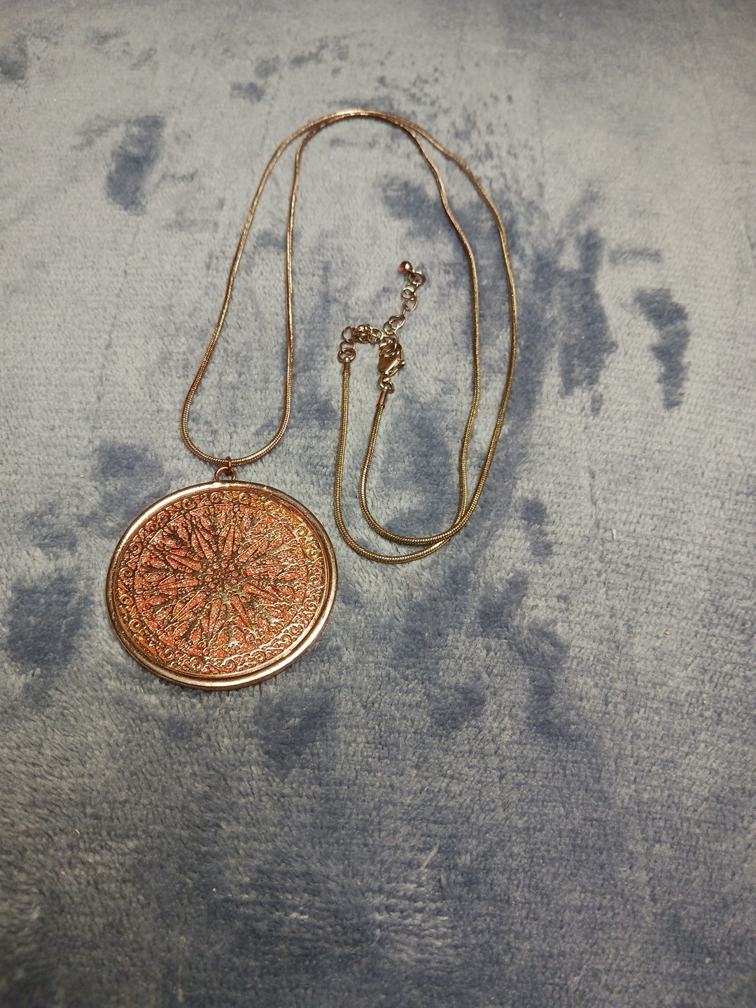 Pretty 1 3/4″ Starburst” Design Goldtone Pendant Is On A 30″ Snake Chain.
