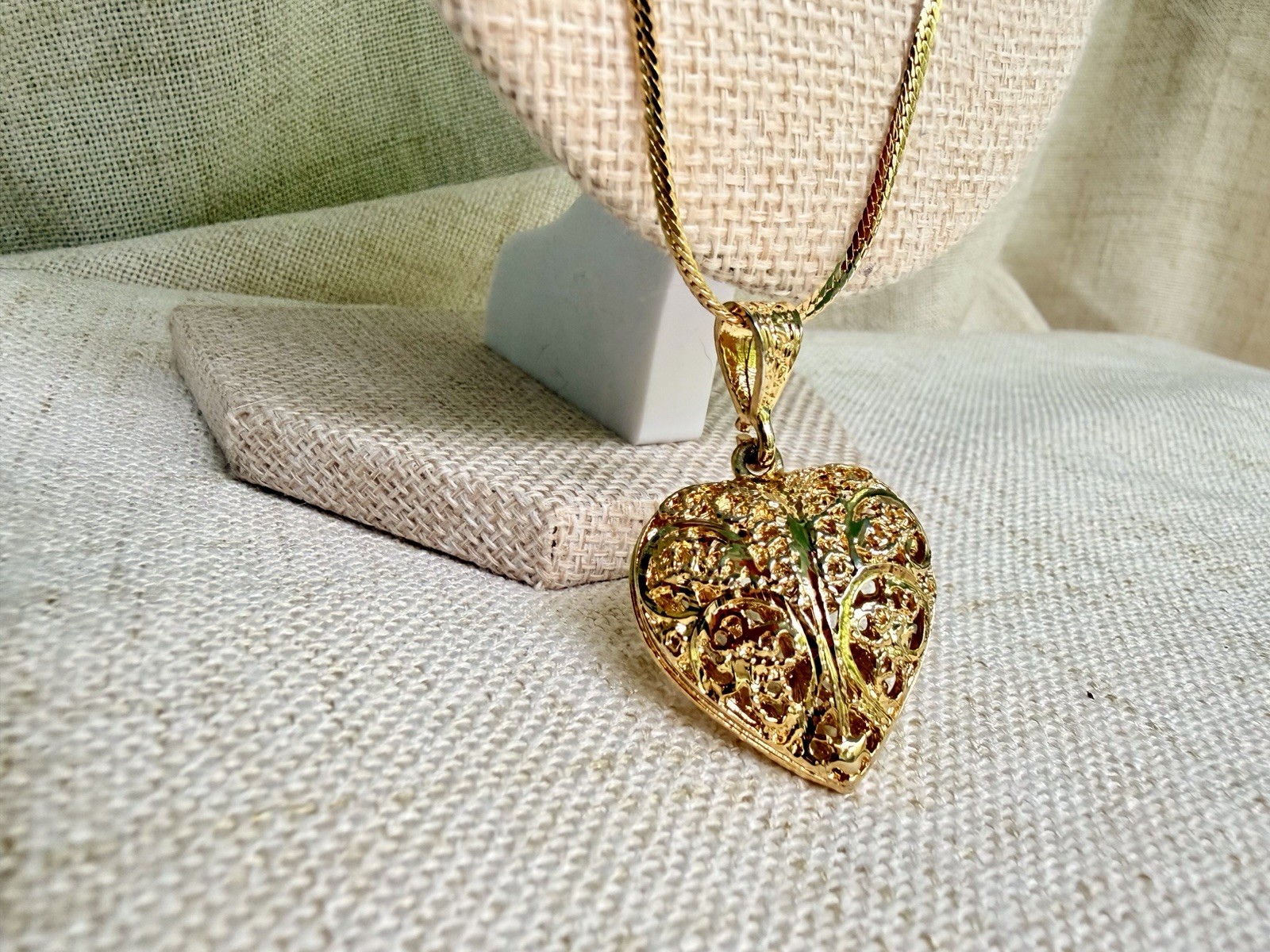 Vintage Gold Tone Filigree Heart Pendant Necklace Openwork Scroll Design