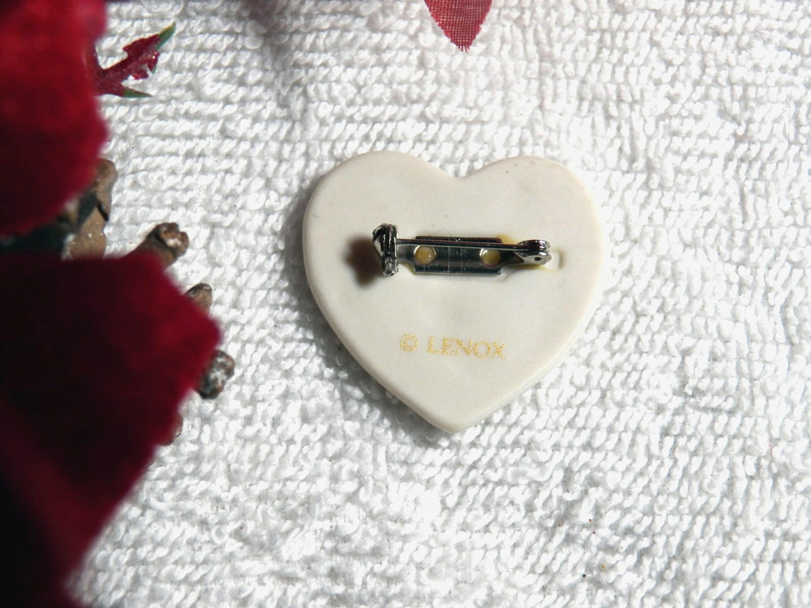 PRE OWNED CHRISTMAS BROOCH PORCELAIN HEART & DOVE GOLD TONE SIGNED LENOX SA X26E