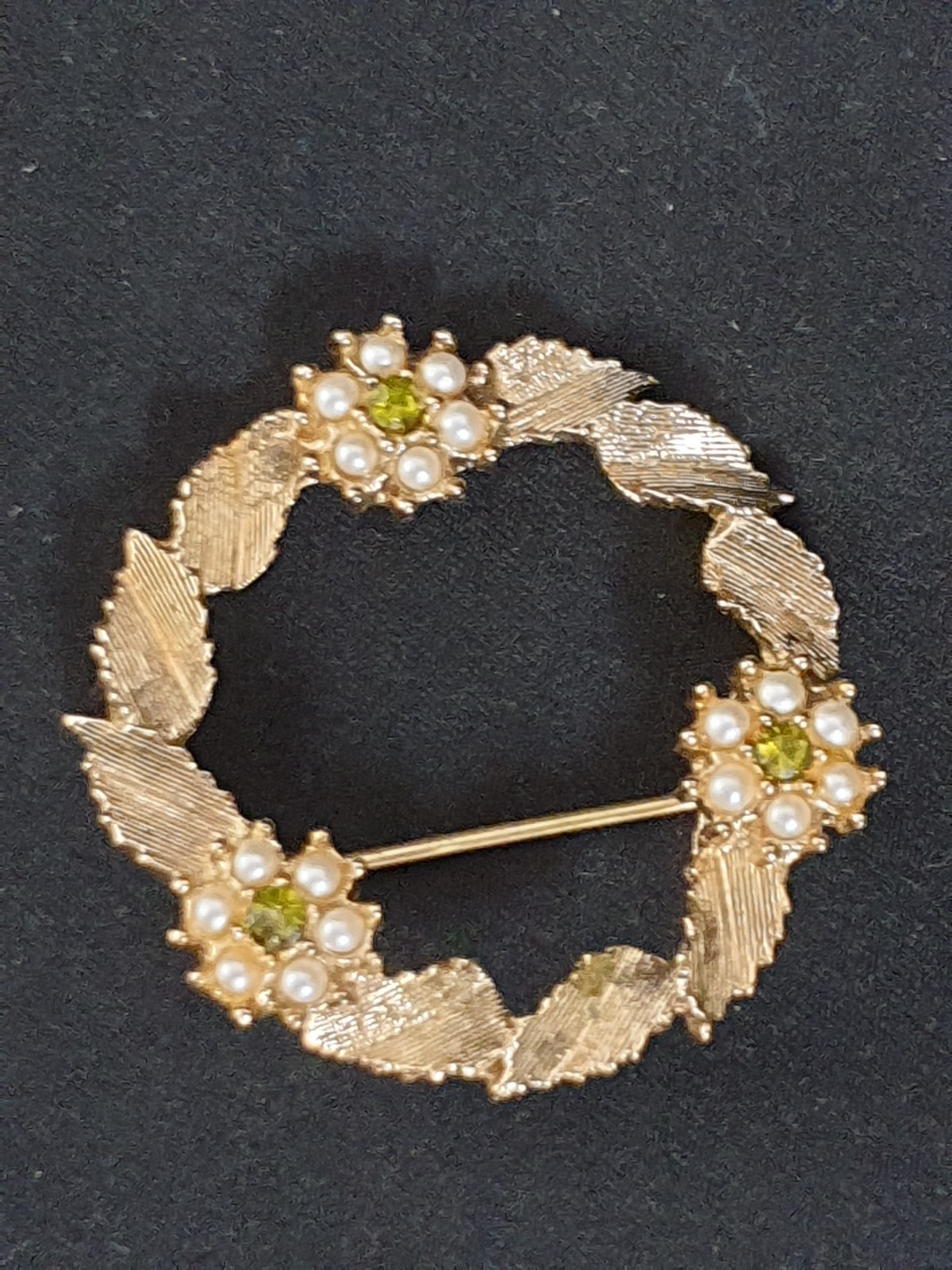 Vintage leaf wreath brooch 3.5cm dia gold-tone metal w/ faux pearls/green stones