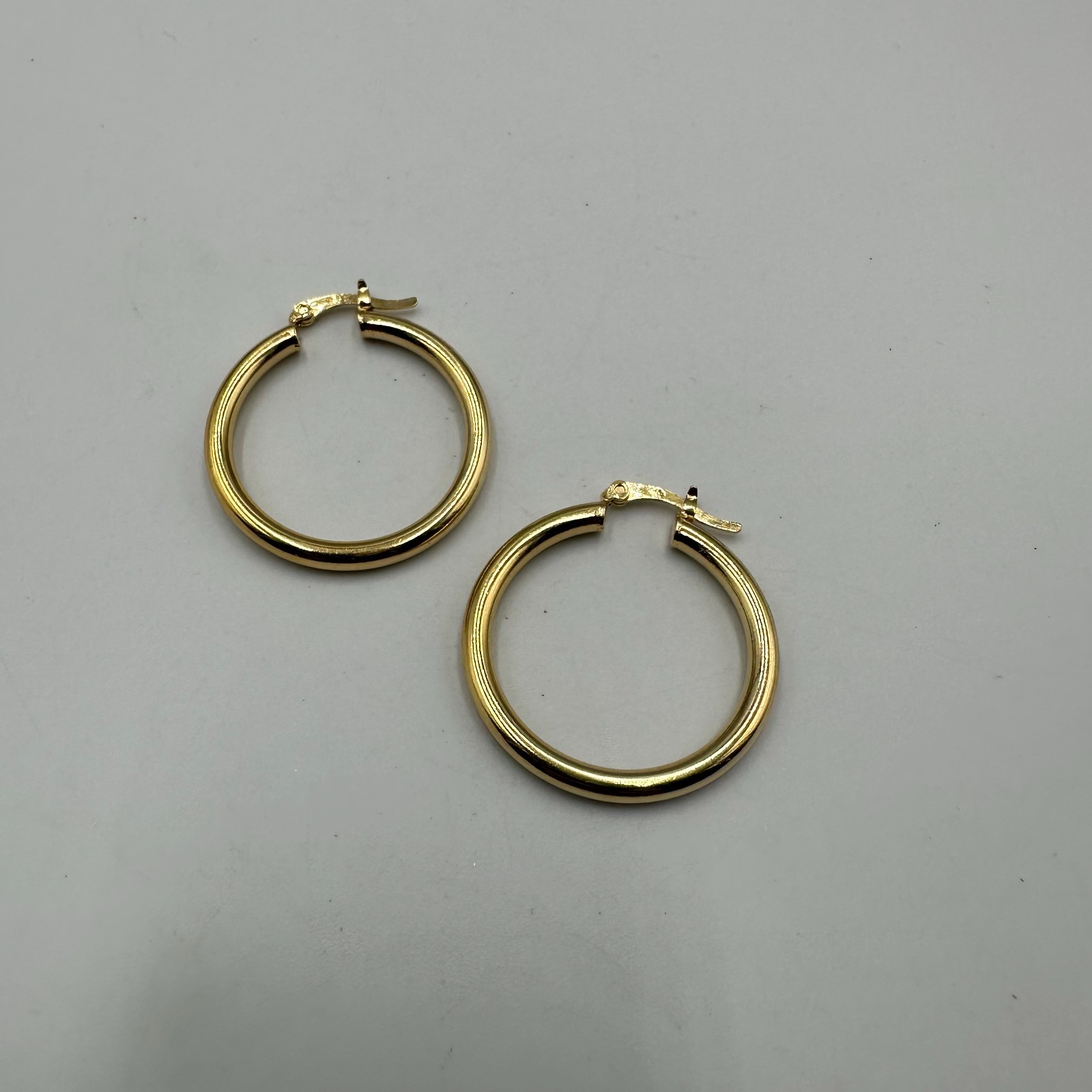 Hoop Earrings Gold Tone Classic Polished Round Latch Back Lightweight 1.25in
