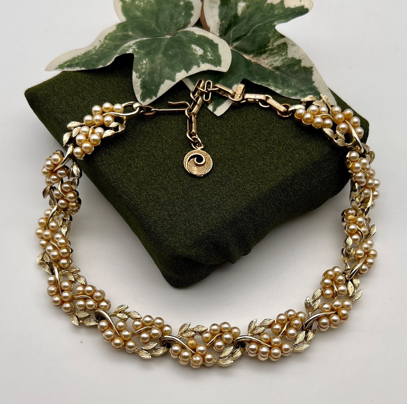 Lisner Choker Necklace Faux Pearls Berry Clusters Leaves Gold Tone 12″-16″