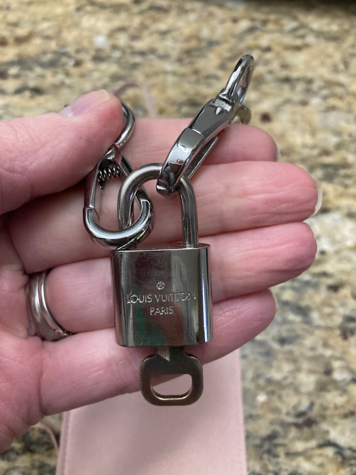 Authentic Louis Vuitton silver lock&key#300 unbranded choker necklace rare💖
