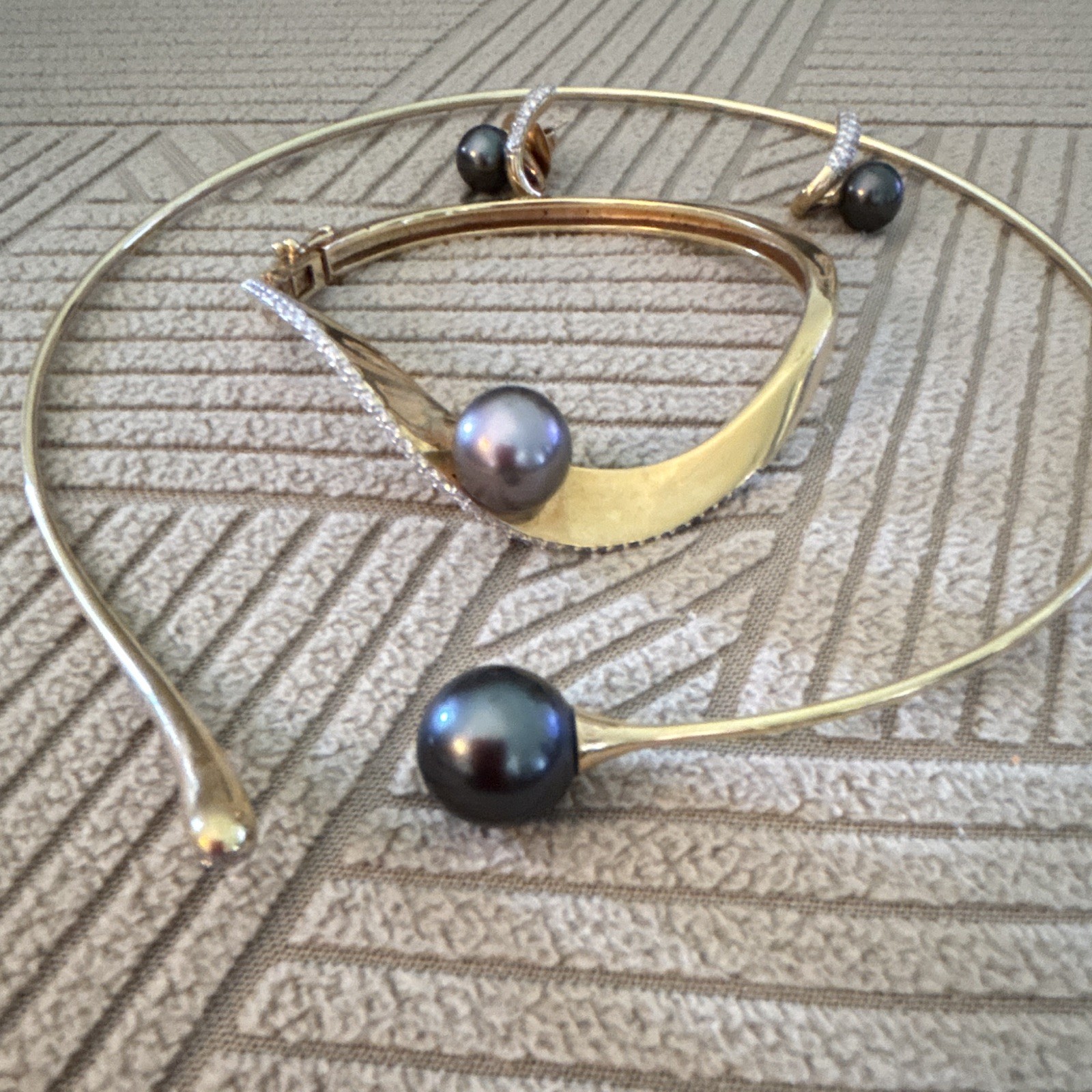 Gold Tone Black Round Pearl Necklace Bracelet & Earrings Jewelry Set