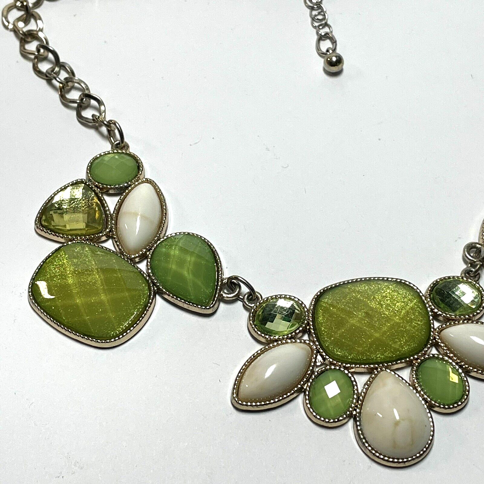 NECKLACE sparkly green marbleized white acrylic metal medallions vintage style