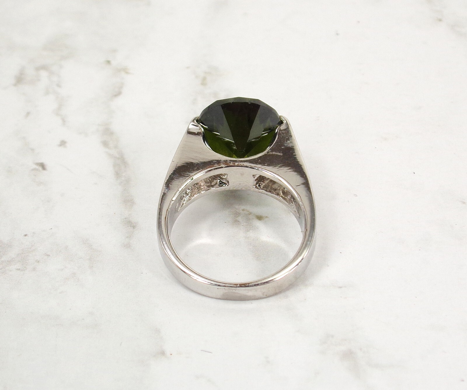 Green teardrop cubic zirconia stone ring in a silver setting Size 7 New
