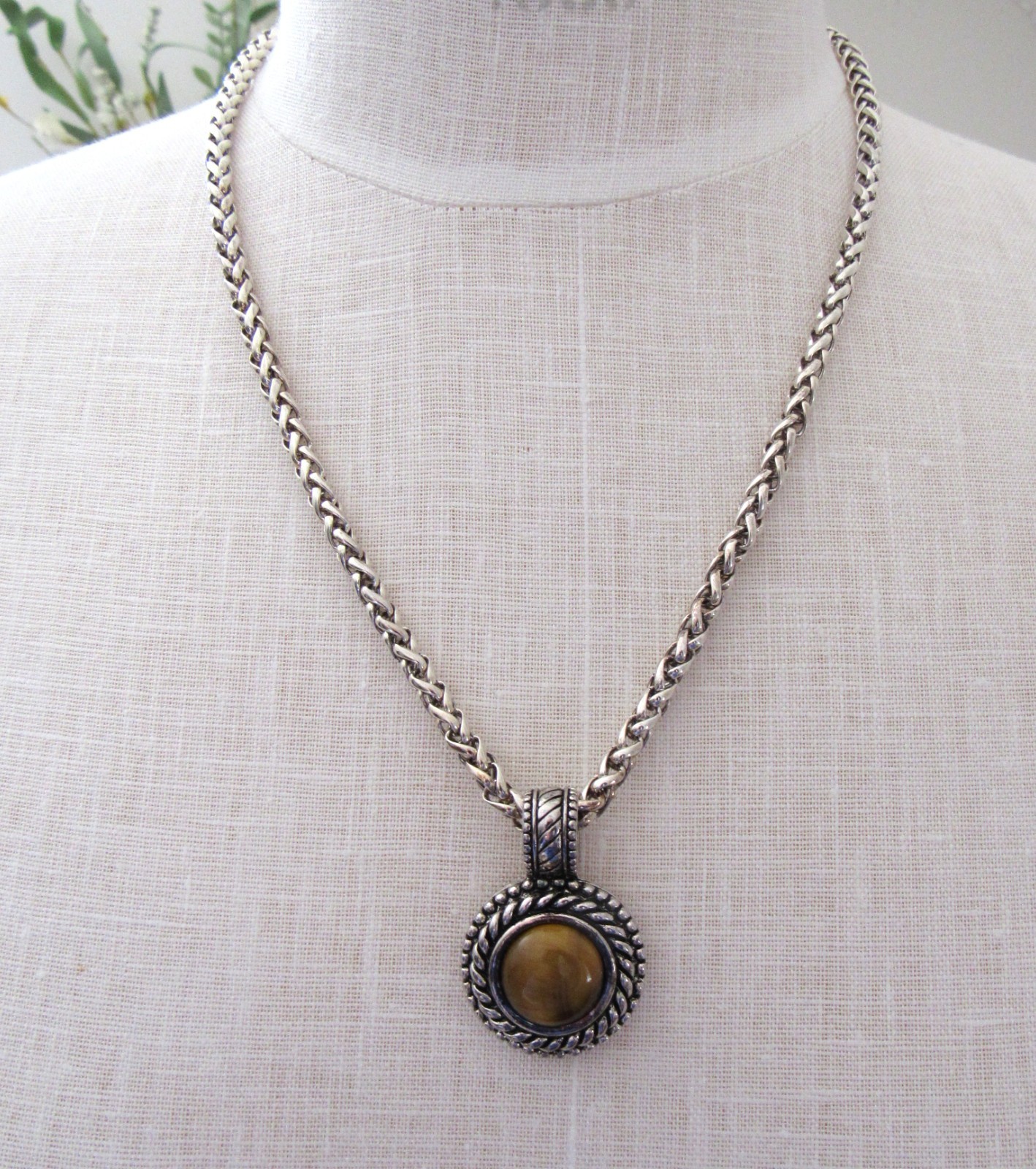 PREMIER DESIGNS PD TIGER’S EYE PENDANT SILVER-TONE 18″ SPIGA WHEAT CHAIN NECKLAC