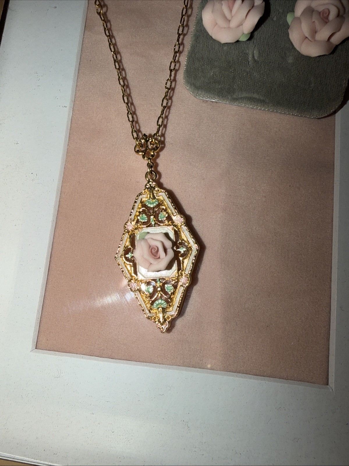 1928 Vintage Gold-tone/Porcelain Rose/filigree/glassbeads Necklace