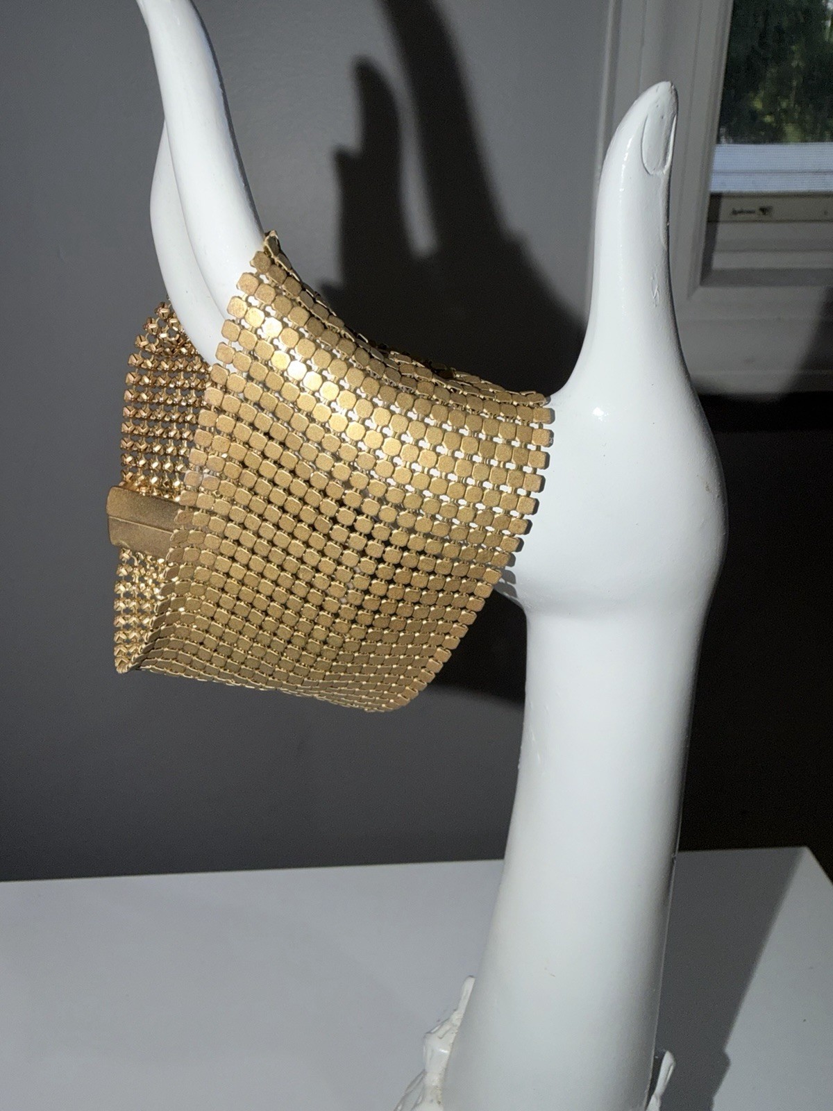 VINTAGE GOLD TONE MESH STRONG MAGNETIC CLOSURE BRACELET