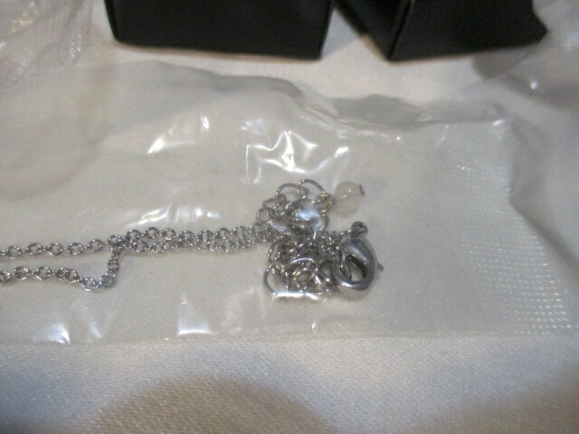 AVON Rhinestone Silvertone 1″ Heart Charm & 16 1/2″ w/3 1/2″ex Silvertone Chain