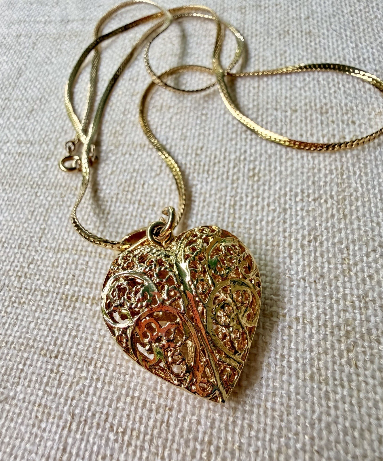 Vintage Gold Tone Filigree Heart Pendant Necklace Openwork Scroll Design