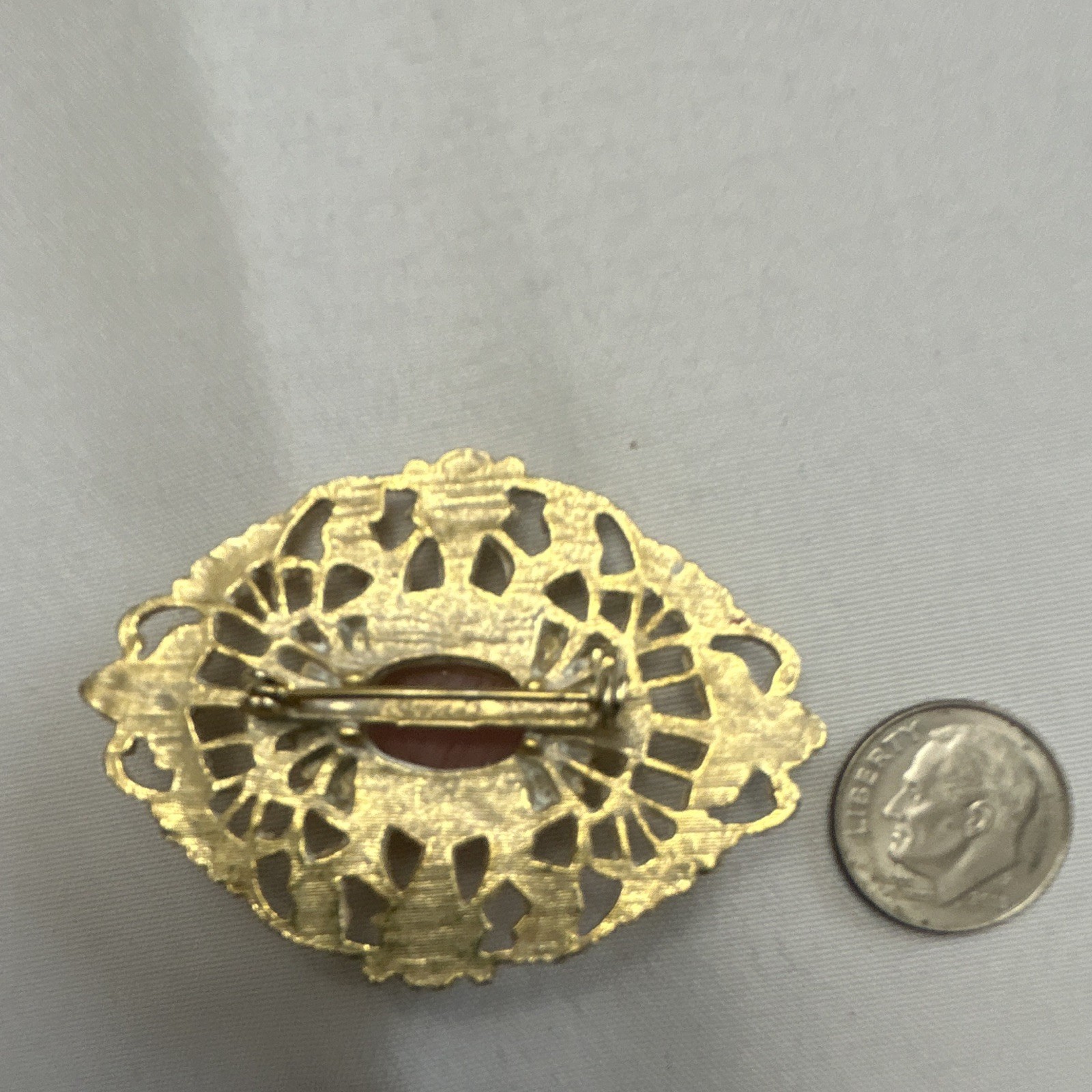 Gold Tone Metal Oval Floral Brooch Pin Pink Center Flowers & Plants Theme