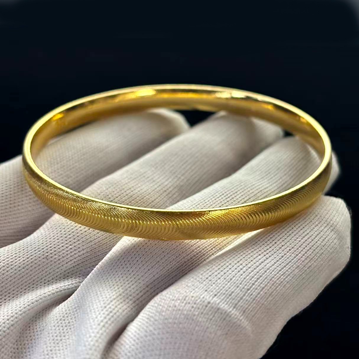 Golden Cat’s Eye Pattern Bangle Bracelet Gold-plated? marked ‘999’, 7.6in/7.9in