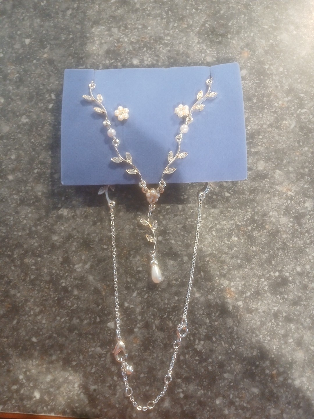 NECKLACE SET 2004 AVON Beautiful Rhinestone Pearlesque Vine Necklace/Earring
