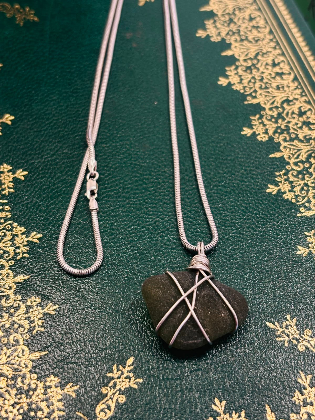 925 Silver Green 26x21mm Sea Glass Wire Pendant 18″ chain Made In UK HMJ037