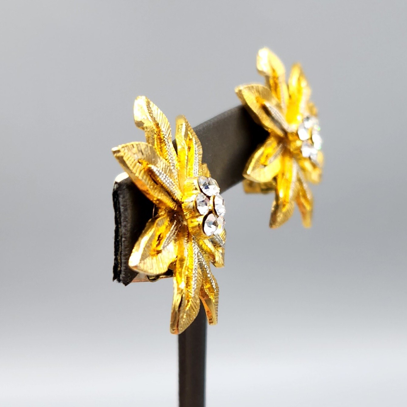 Unsigned Gold Tone Crystal Rhinestone Gold Flower Brooch & Clip Earrings