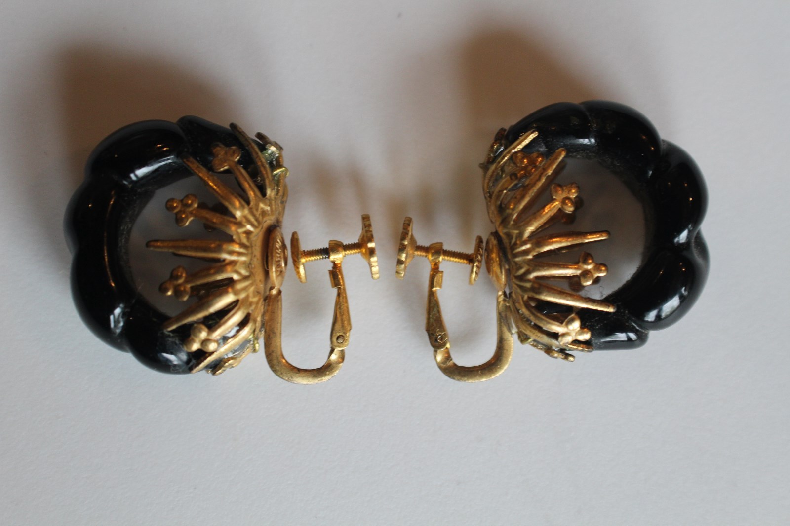 MIRIAM HASKELL GOLDTONE, BLACK GLASSS SHRIMP STYLE SCREW CLIP ON EARRINGS 1″