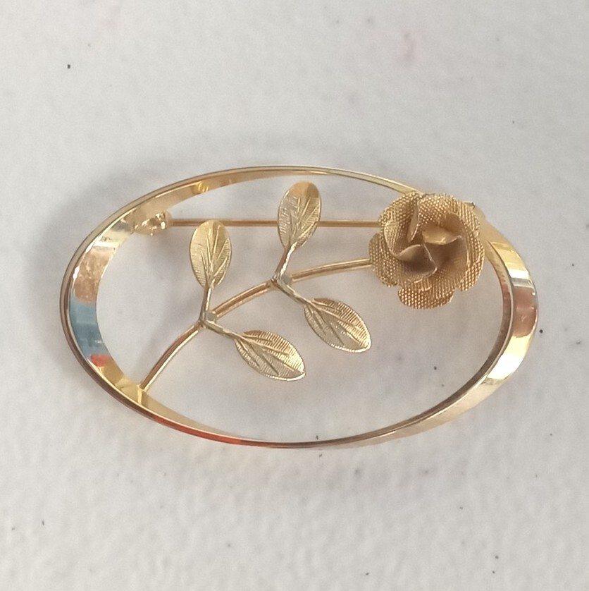 Vintage Gold Tone 3D Rose in Oval Fashion Brooch Pin 2 1/8 inch Unsigned EUC