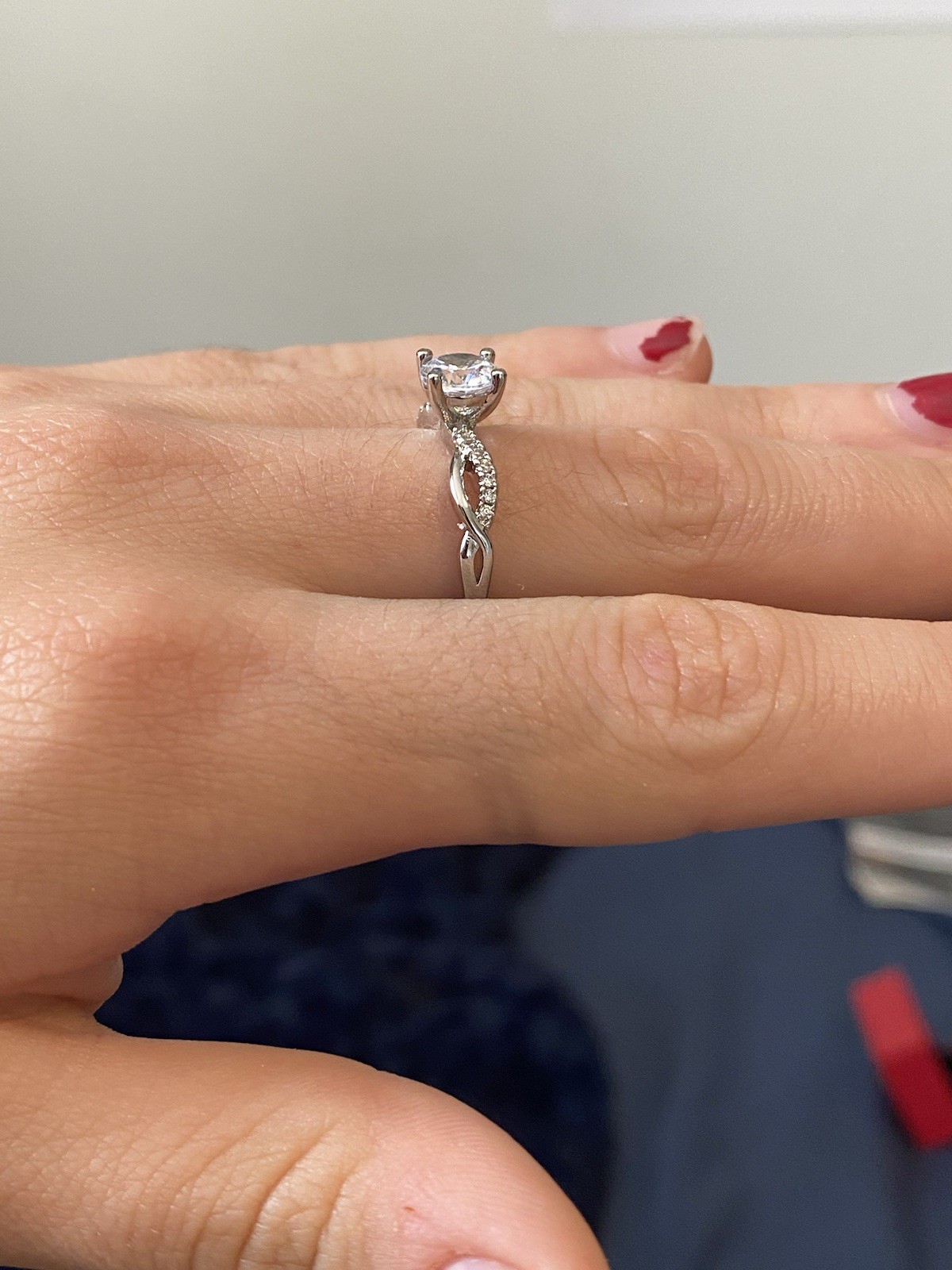 RING 💍Beautiful, internally flawless, round cut 1 carat MOISSANITE solitaire.