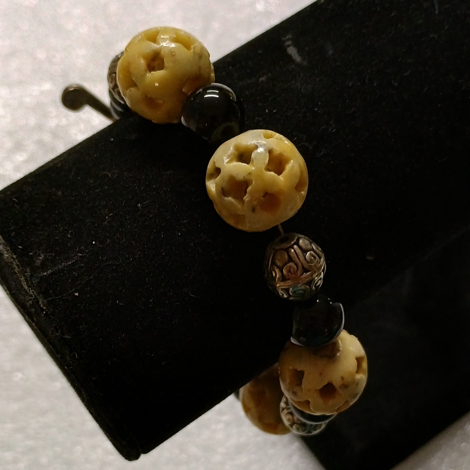 Star Carved Creamy Agate And Black Onyx Beads Silver Tone Clasp bracelet