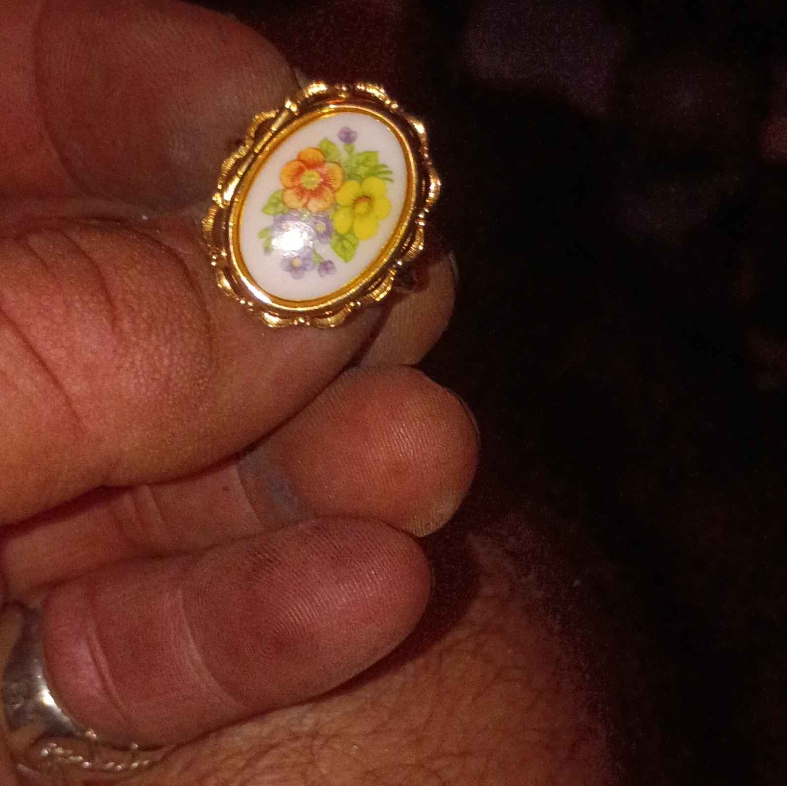 Gold Tone Oval Porcelain Floral Cocktail Ring Size 8, No Stones