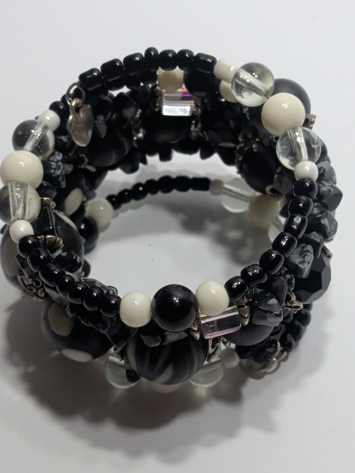 ✨Fashion✨Hand Crafted BLACK and WHITE Memory Wire Wrap BRACELET Glass BEAD Beach