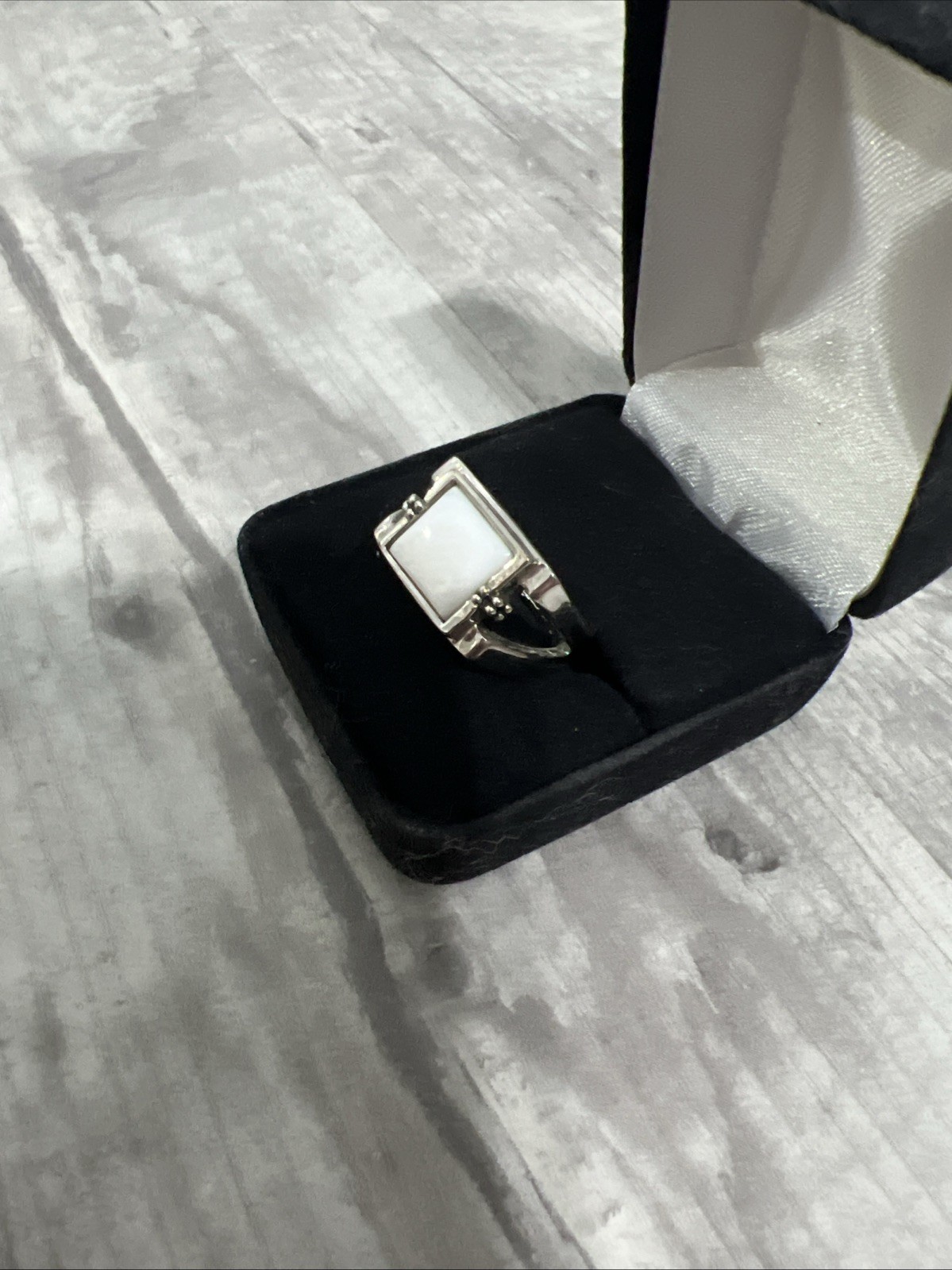 Lia Sophia Silver Tone “White Out” Retired Size 9 Cocktail Ring Mother Of Pearl