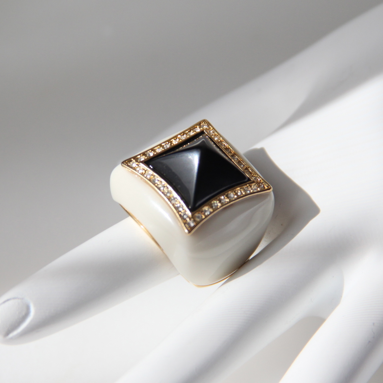White Black 18K Yellow Gold Plated Crystal Resin Fashion Cocktail Ring