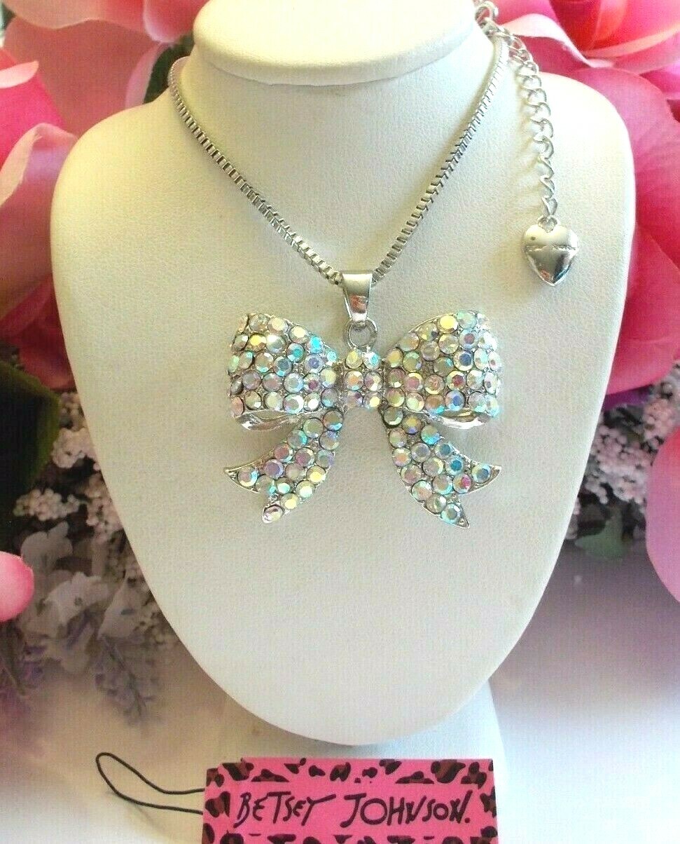 BETSEY JOHNSON BEAUTIFUL CLEAR CRYSTAL BOW TIE SILVER TONE PENDANT NECKLACE