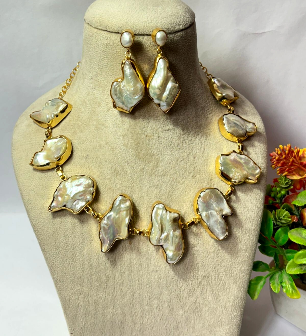 Necklace With Stud Natural Pearl High Quality Pearl And bezal Stting pearl Neck.