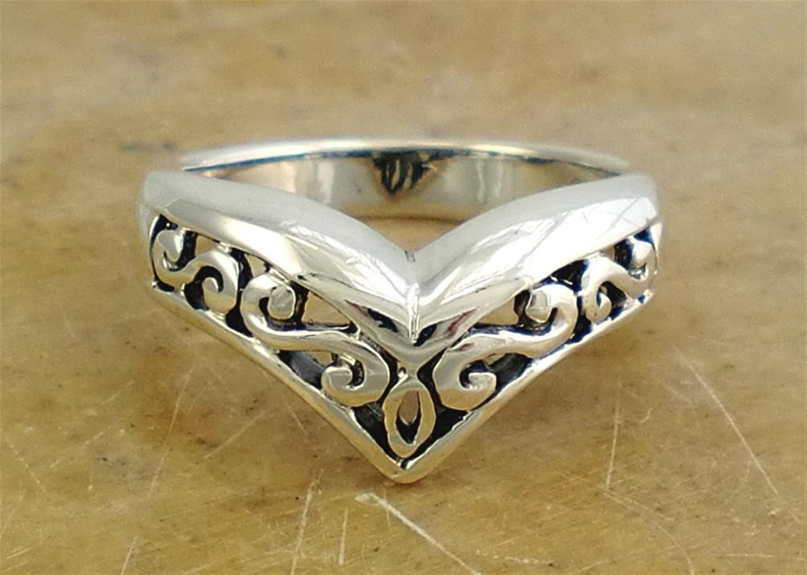 EXOTIC STERLING SILVER FILIGREE CHEVRON RING size 7 style# r0215