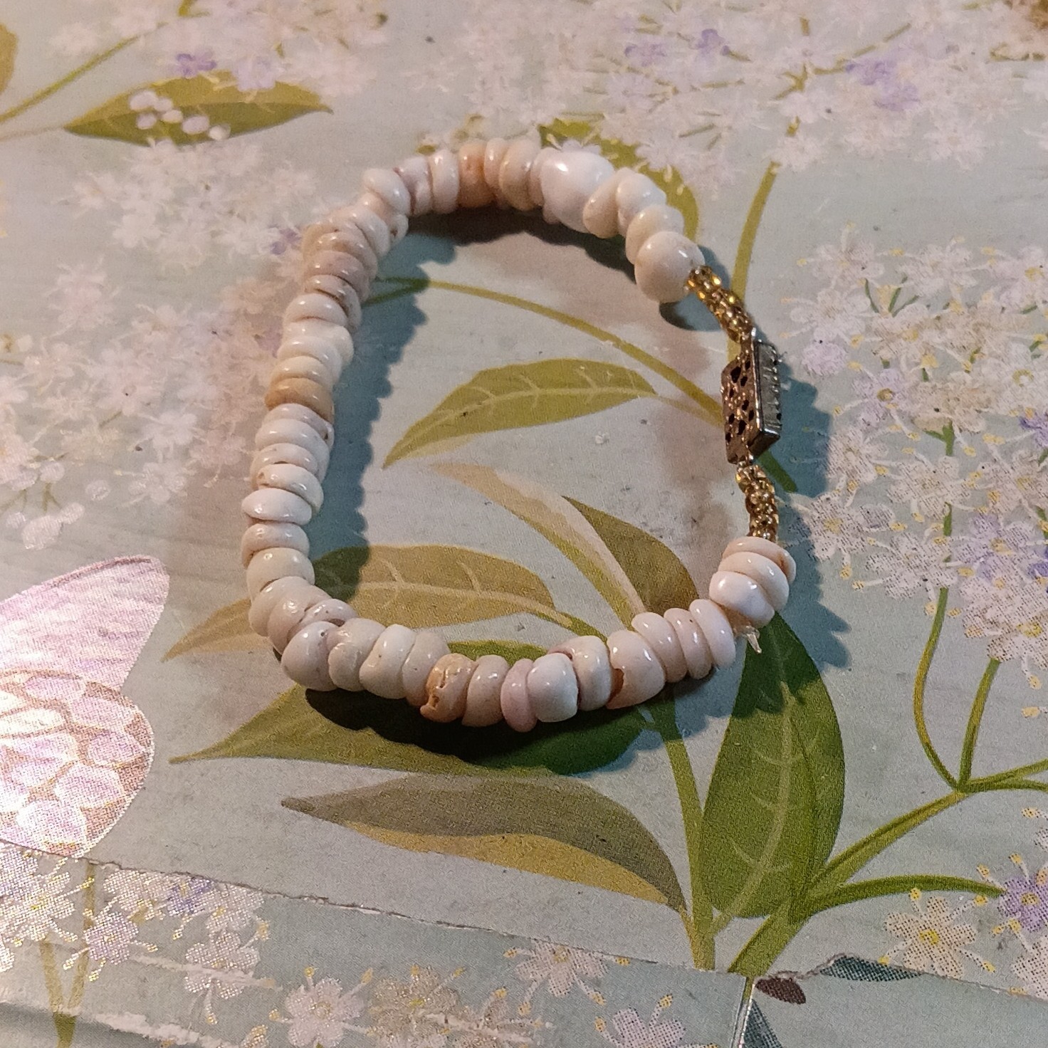 White Shell Chip Beaded Bracelet Ball/Bead Chain Gold Tone Box Clasp