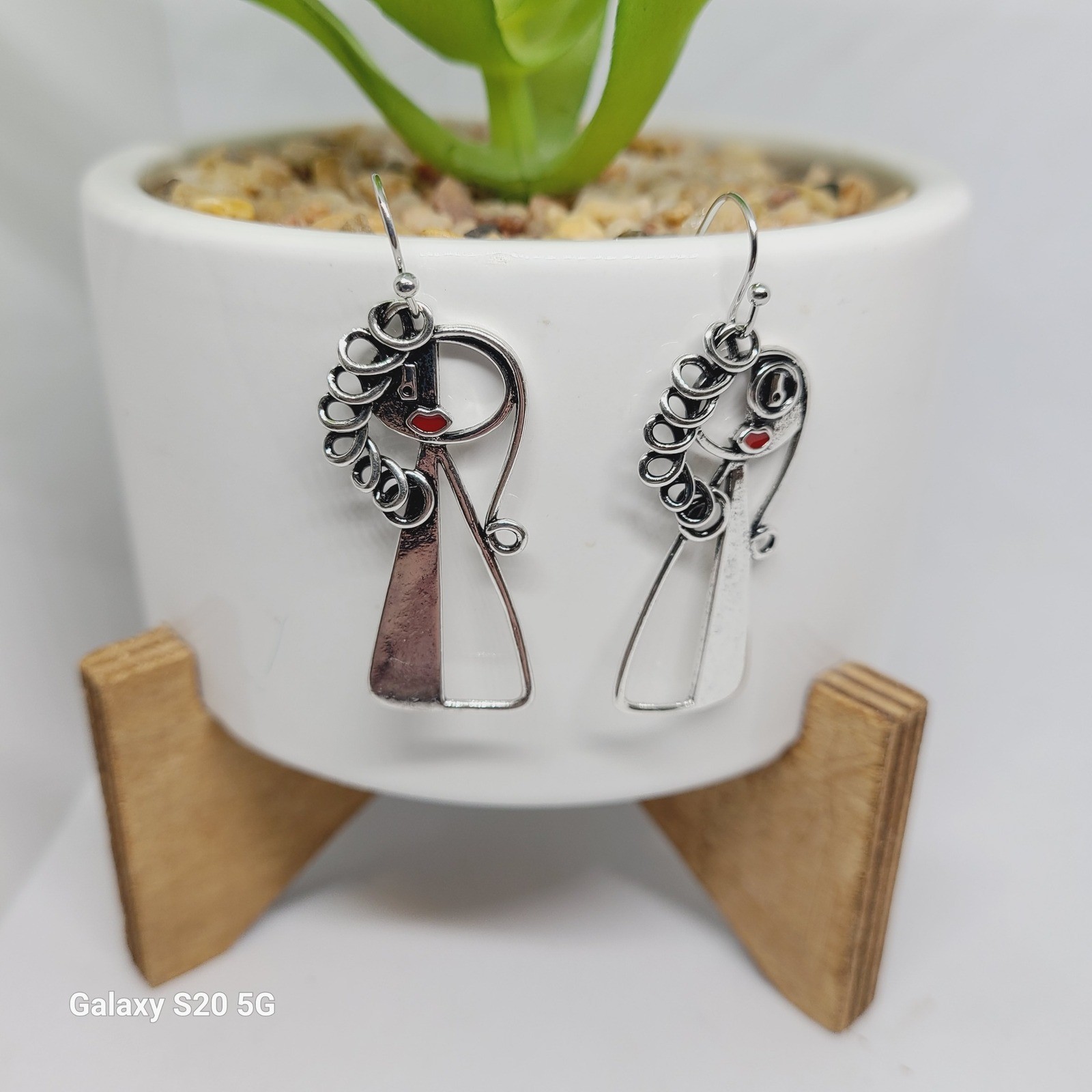 Unknown Brand Abstract Face Dangle Earrings Silver Tone Funky Unique NEW Ladies