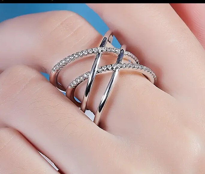 Round Cut Simulated Diamond Stunning Criss Cross Band Ring 14k White Gold Plated