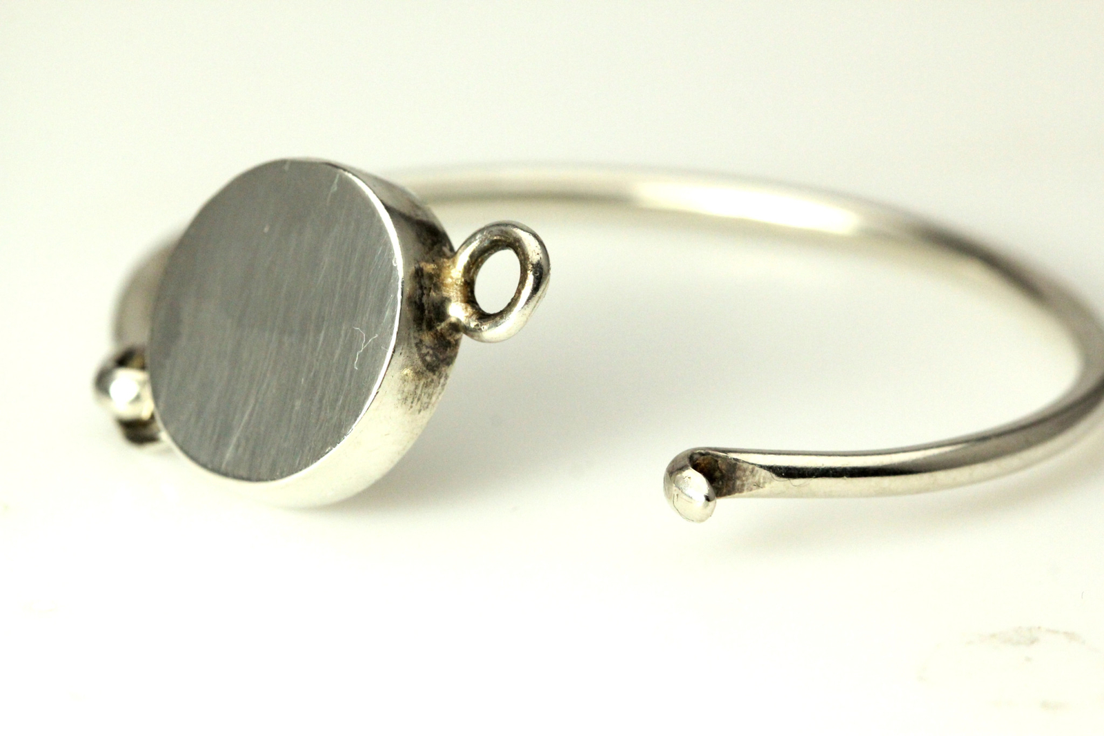 Engravable sterling silver bangle, faint engraving visible 13.6 grams (BR3724)