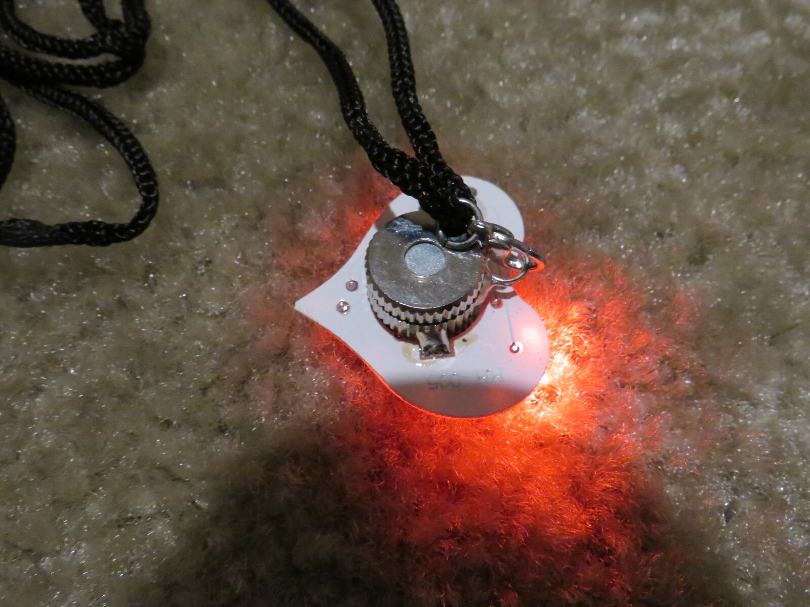 QTY 20 Heart Battery Flashing Red Light charm Necklace club Rave Party Favor LED