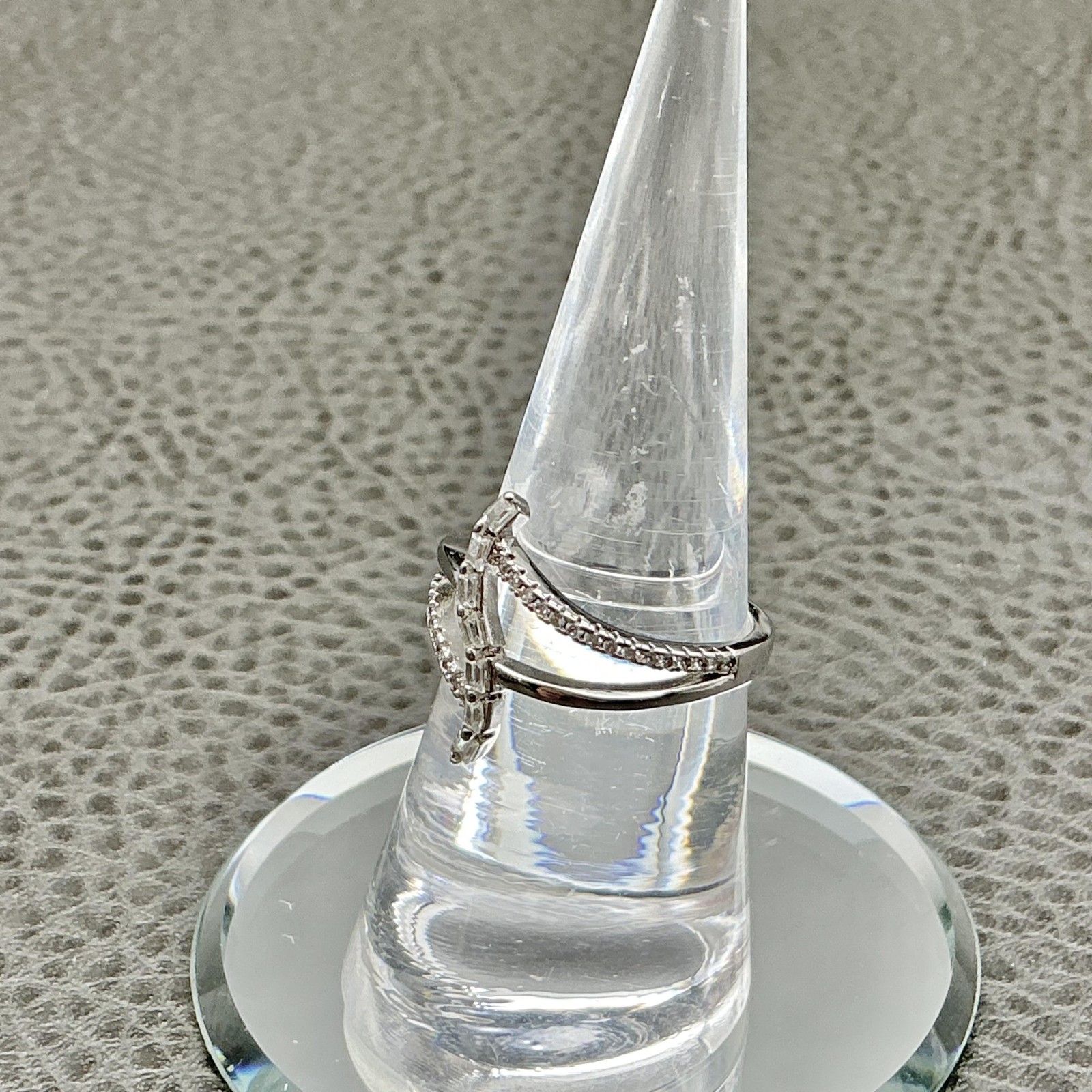 Ring Size 7 Silver Tone Clear Crystal Baguette Crisscross Split Shank Womens