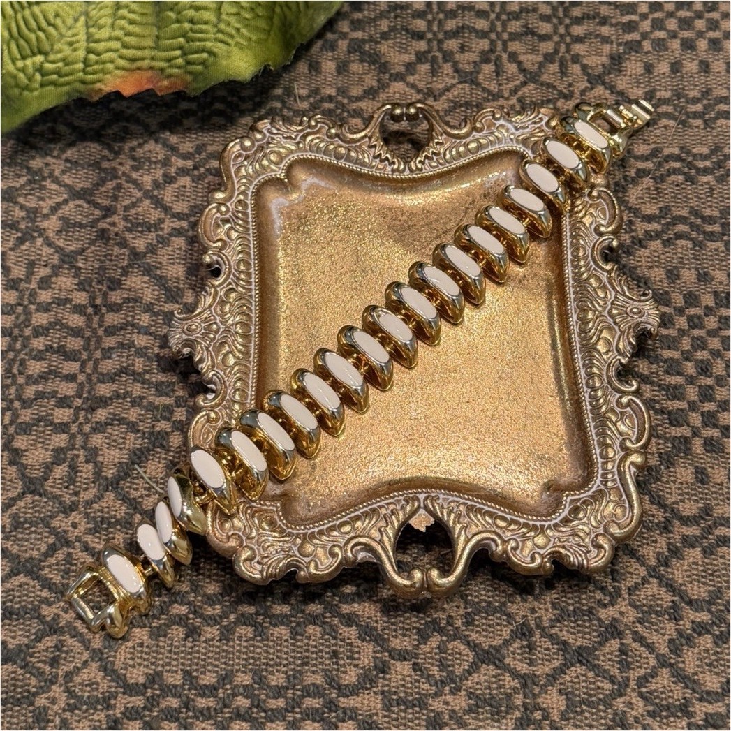 Gold Tone & White Link Chain Bracelet, Fold Over Clasp, 7.5in Metal