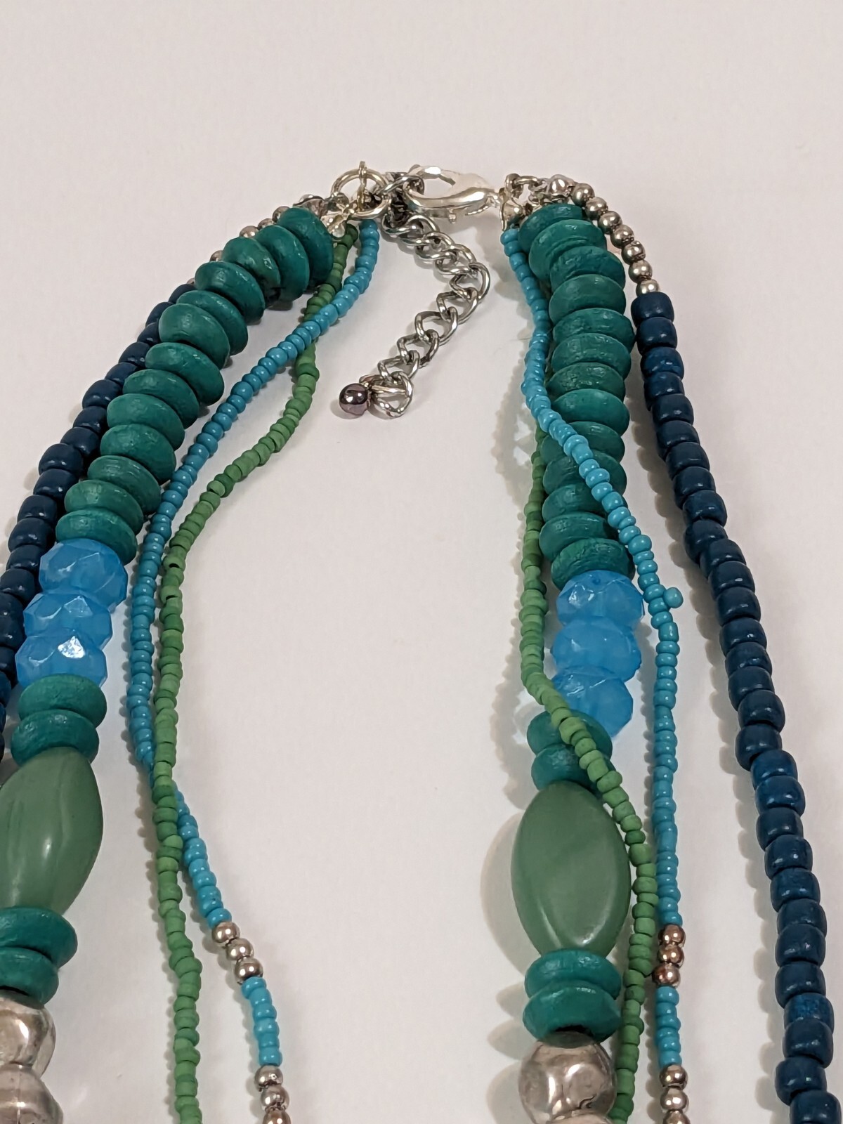 NY & CO Layered Acrylic & Wood Beaded Necklace, Shell Pendant 18″ Multicolored.