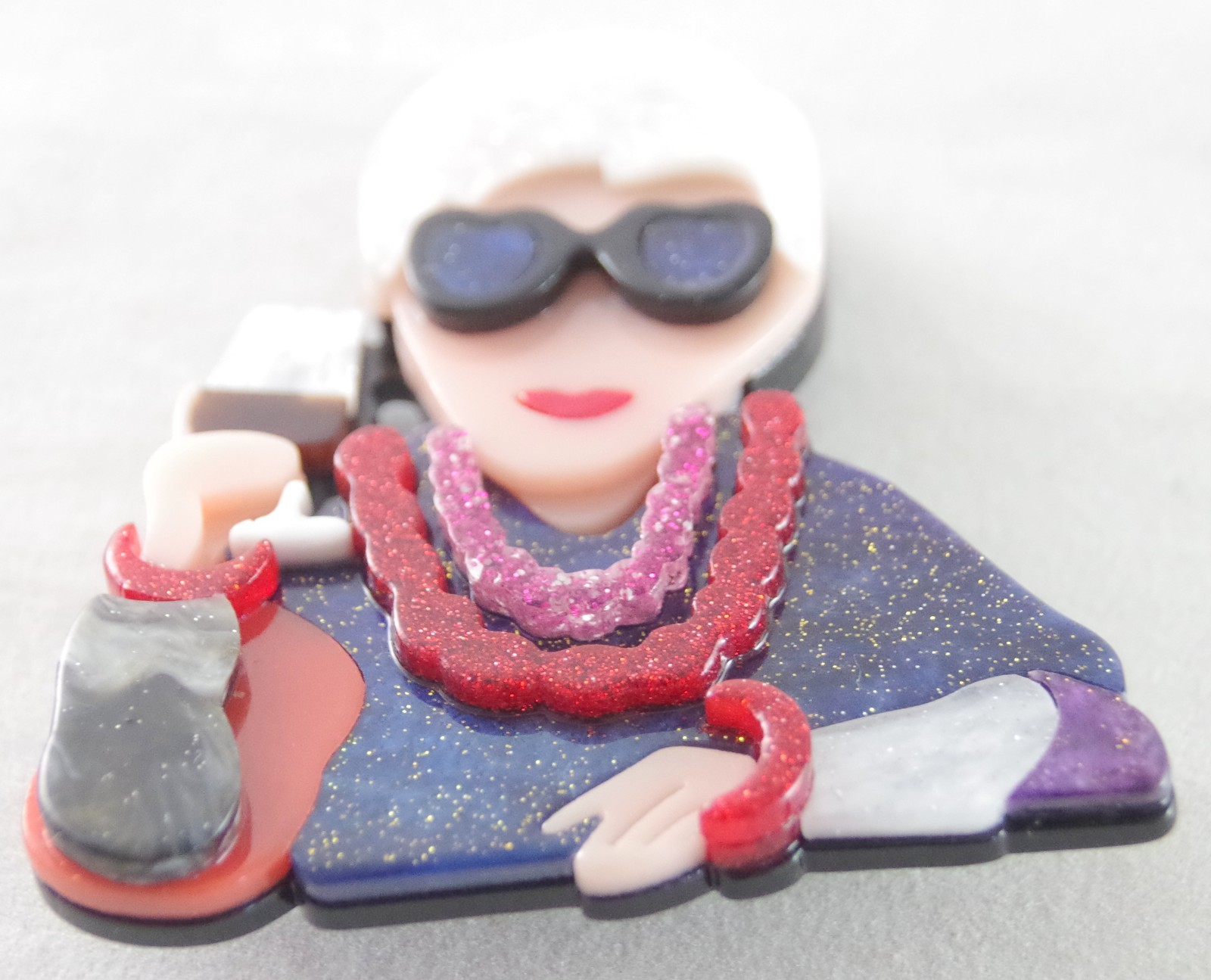 2.5″ NWOT IRIS APFEL w/ WINE GLASS LAYERED ACRYLIC GLITTER BROOCH PIN