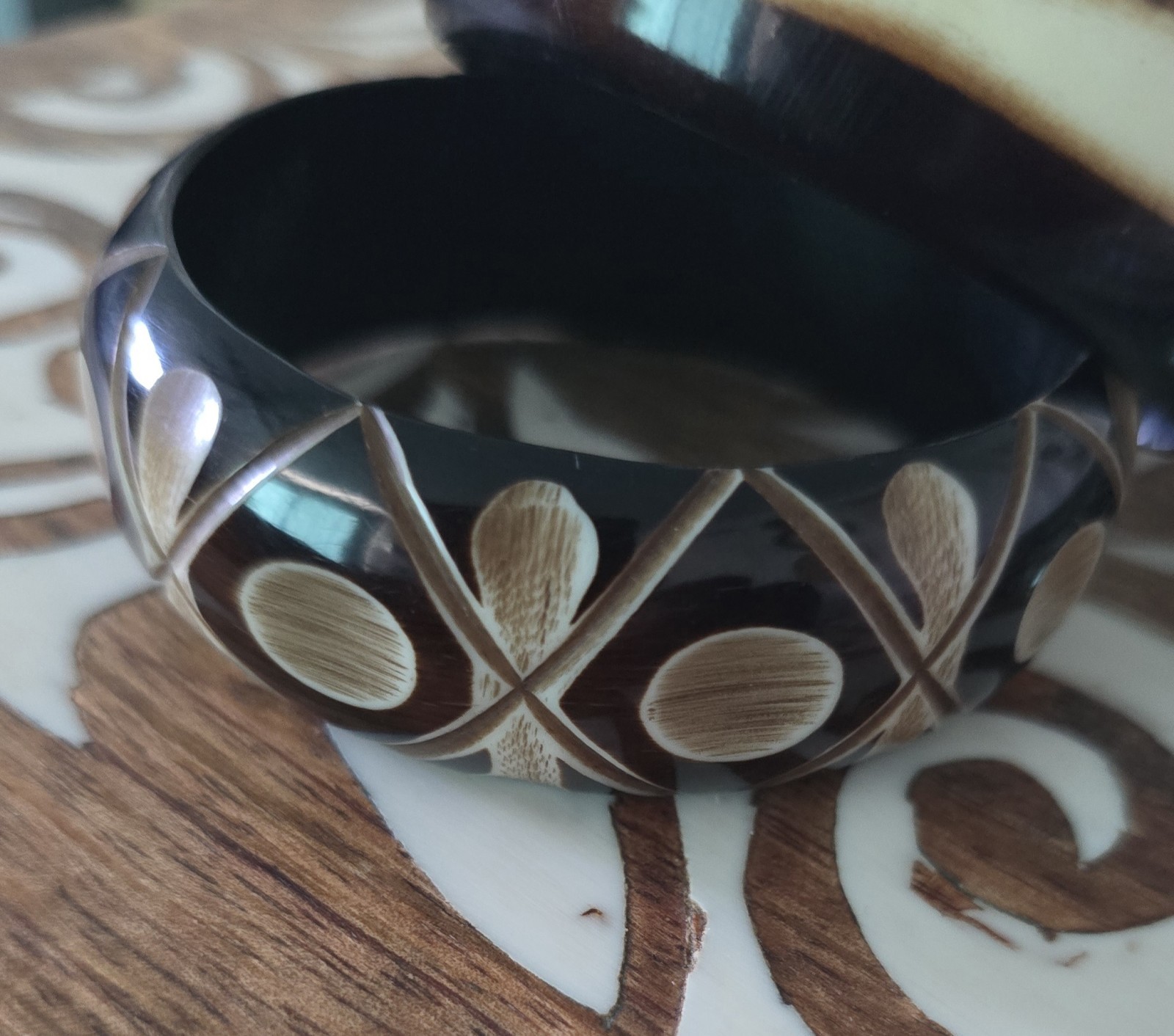 Vintage Carved Lucite Bangle Bracelet Dark Brown / Tan Boho Beautiful