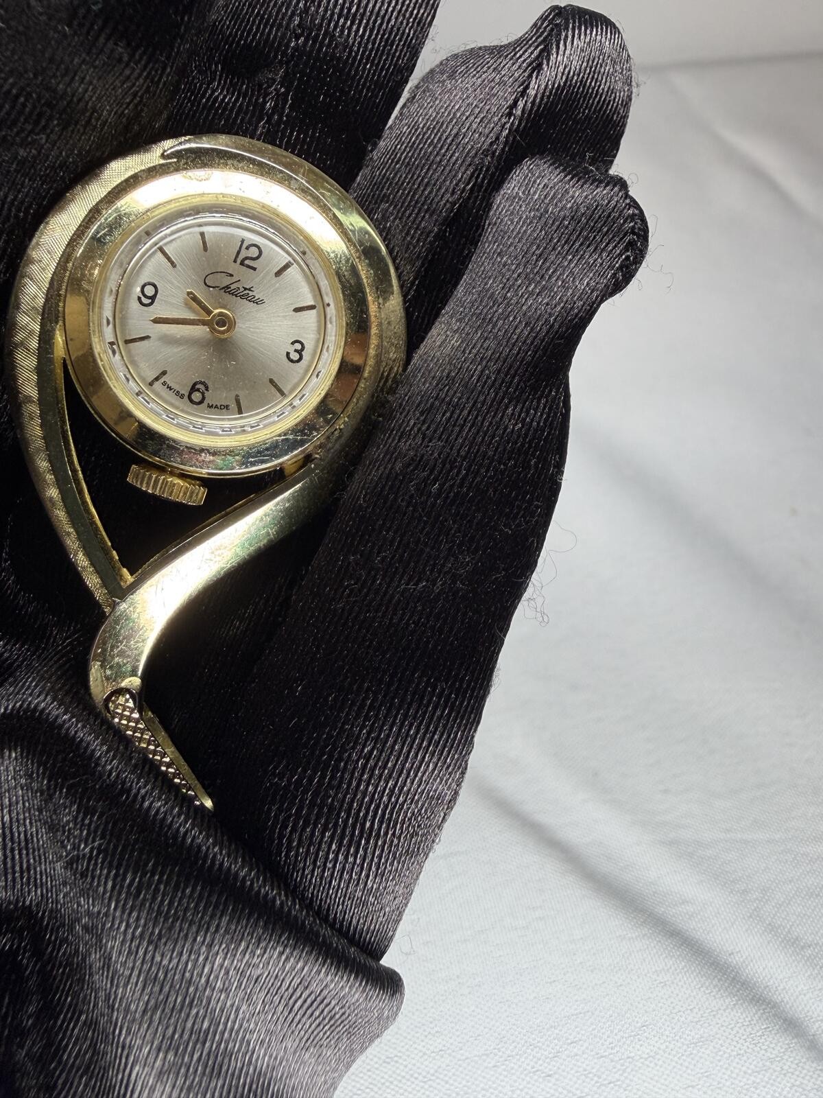 VINTAGE CHATEAU SWISS MADE GOLD TONE PENDANT NECKLACE WATCH