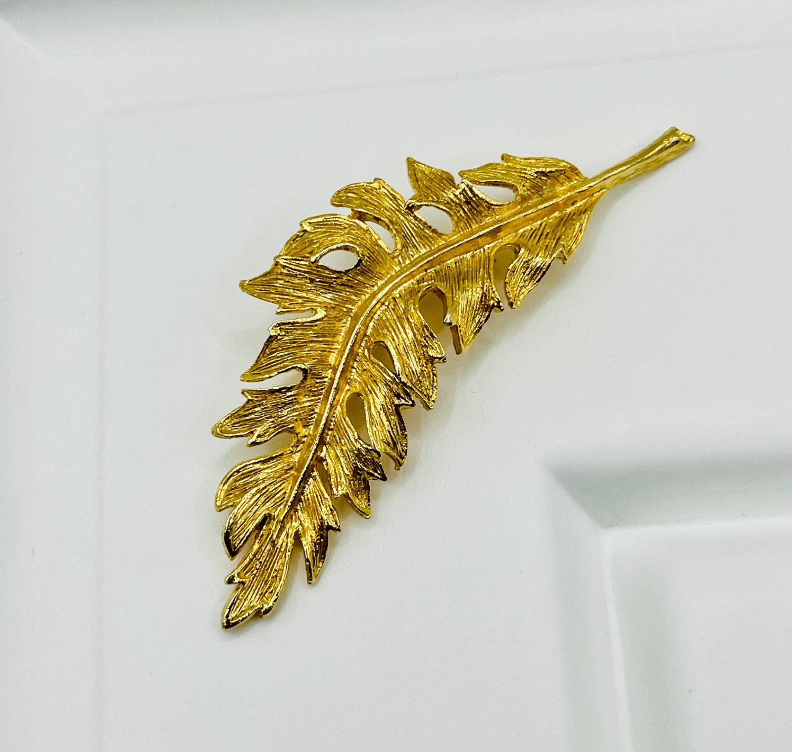 Vintage Gold Tone Botanical Leaf Brooch