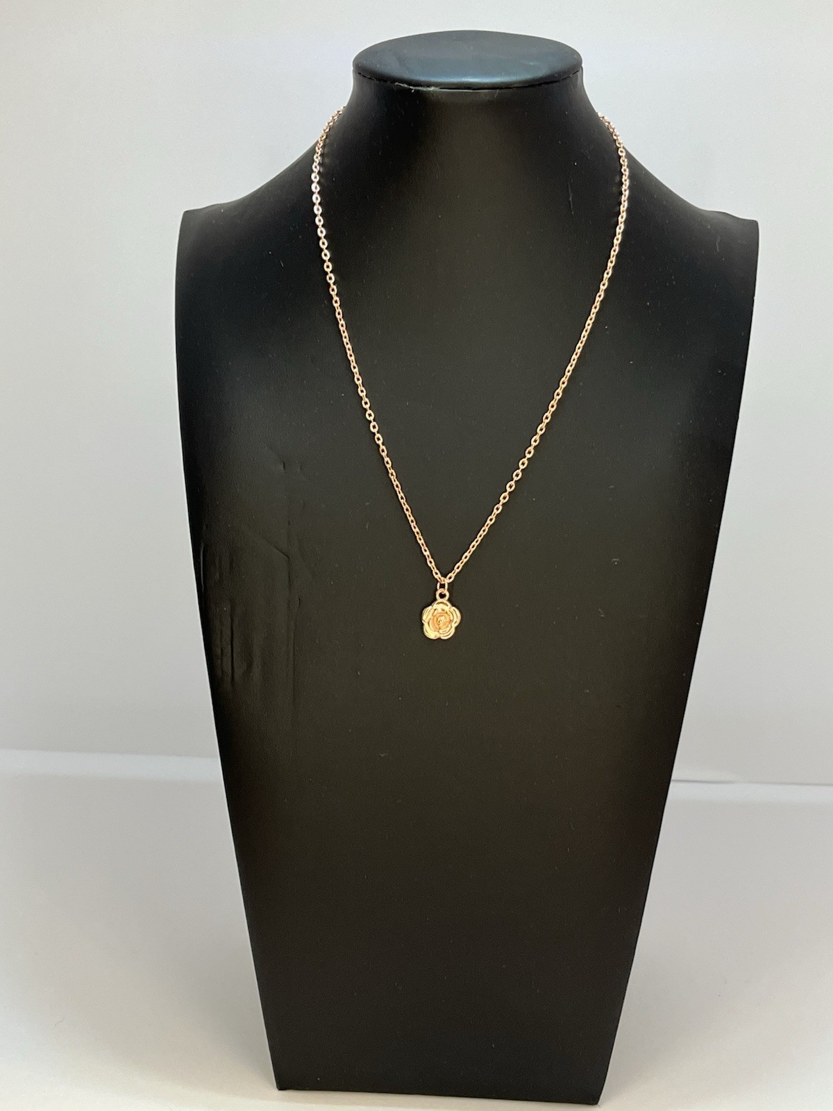 Rose Gold w/Pendant Charm Necklace, Metal Cable Chain, Rose Flower, Round Shape