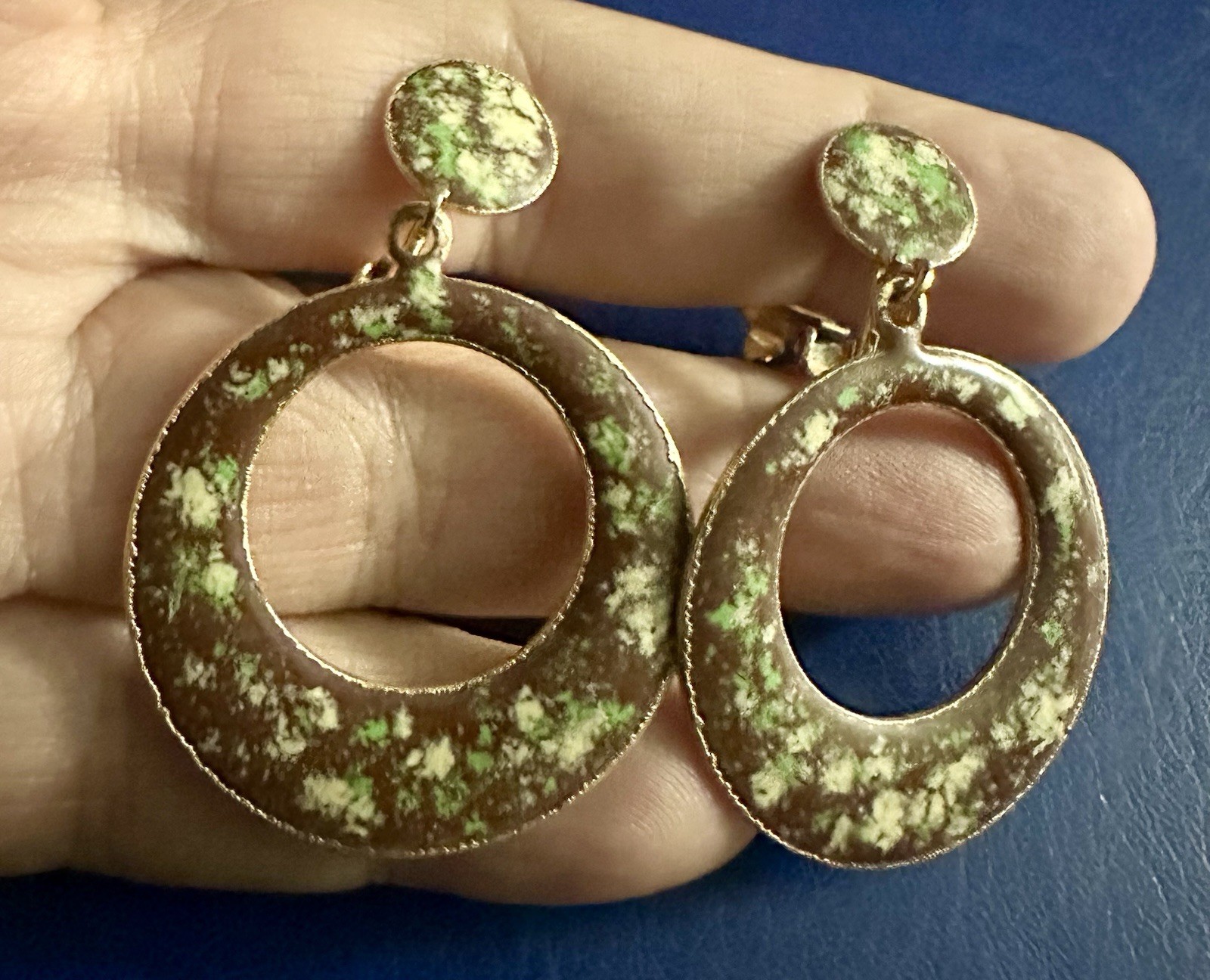 Vintage Brown/Green/ivory Speckled ENAMEL 1960s clip-on Dangle HOOP Earrings