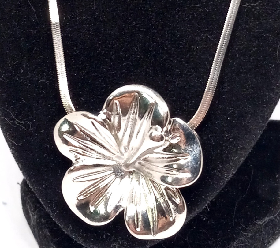 Silver tone Herringbone 19 In Chain W/ Hibiscus Flower Pendant Necklace