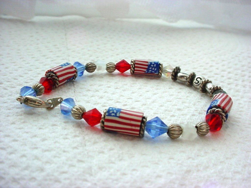 Handcrafted Patriotic USA Bracelet Beaded Flags Stars M161926