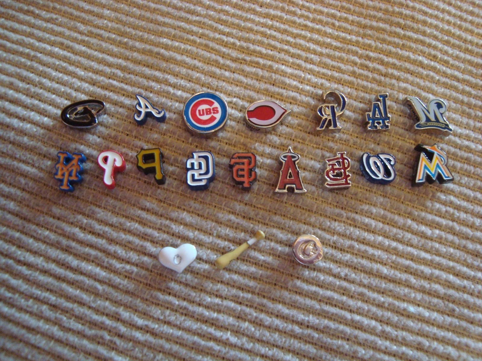 Origami Owl “Your Choice” National League Baseball/Bat/Glove Charms “New”